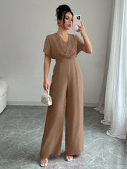 Tuta elegante con cintina e scollo a V incrociato