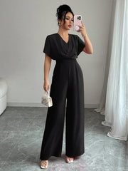 Tuta elegante con cintina e scollo a V incrociato