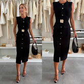 Abito senza maniche bottoni e cinta dorati