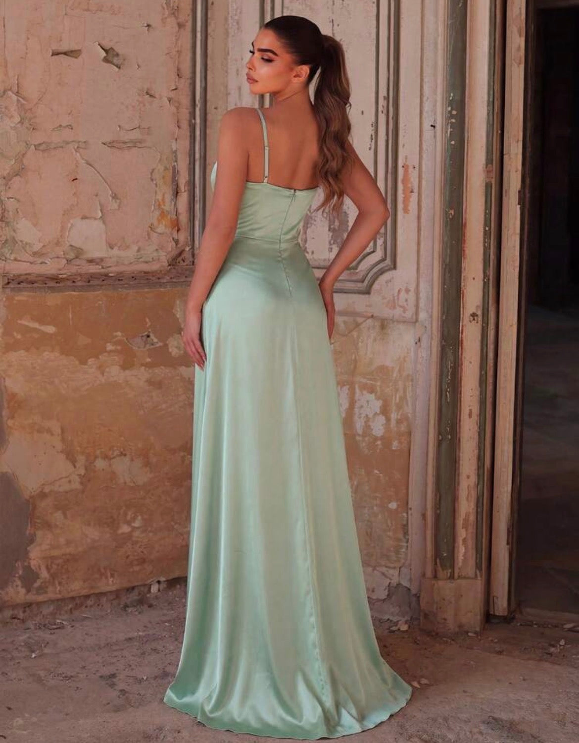 Abito elegante da damigella in raso spacco laterale arricciature