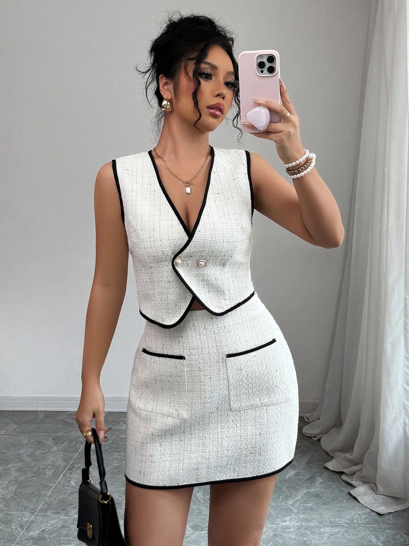 Completo tweed top smanicato con bordi a contrasto