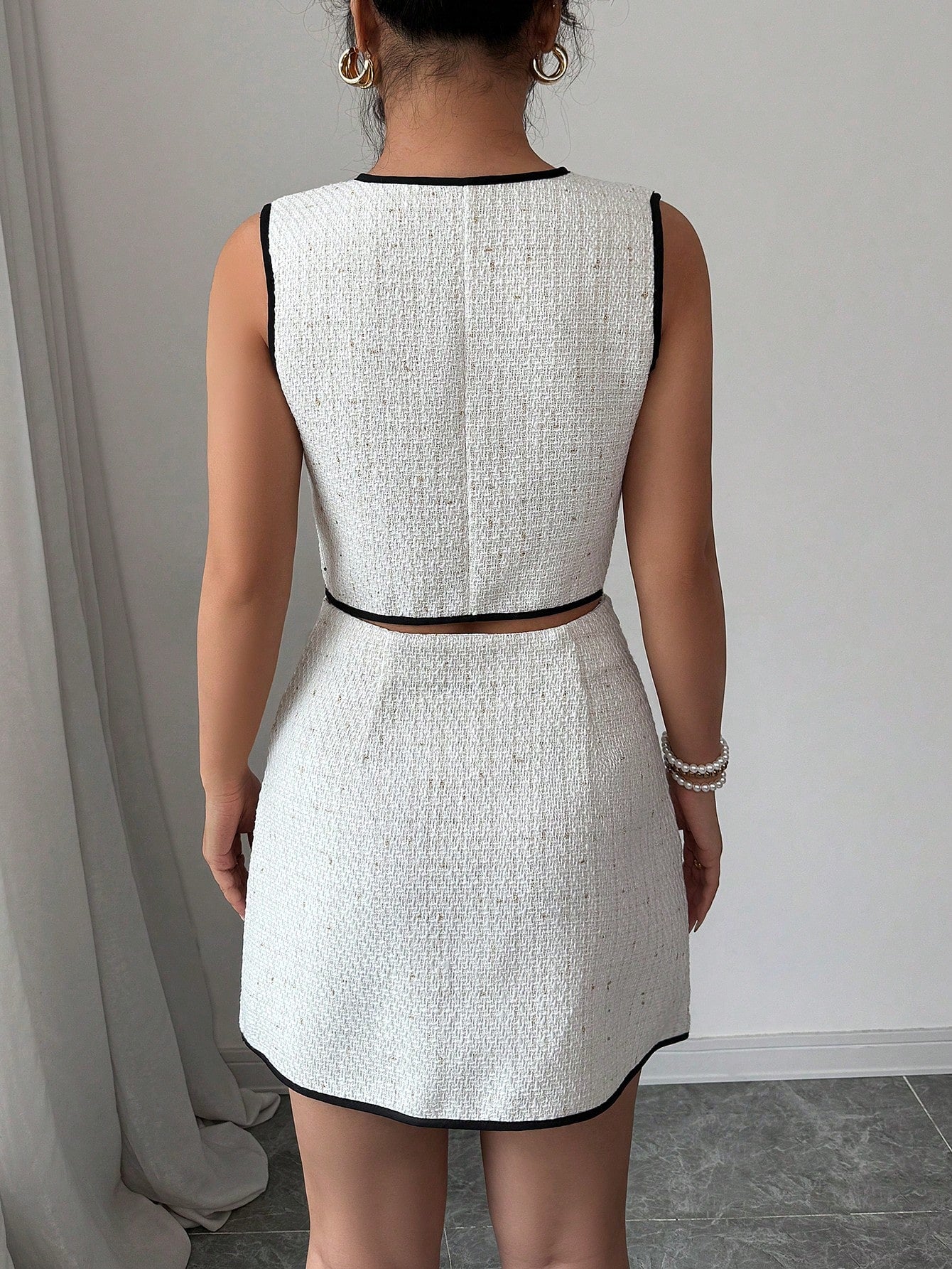 Completo tweed top smanicato con bordi a contrasto