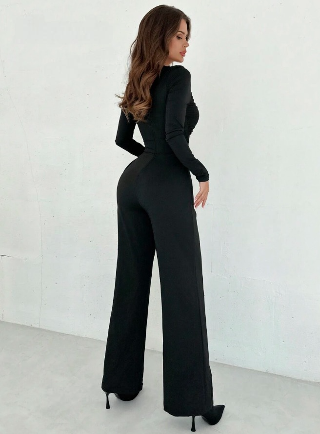 Tuta con cut out e fiorellini dorati