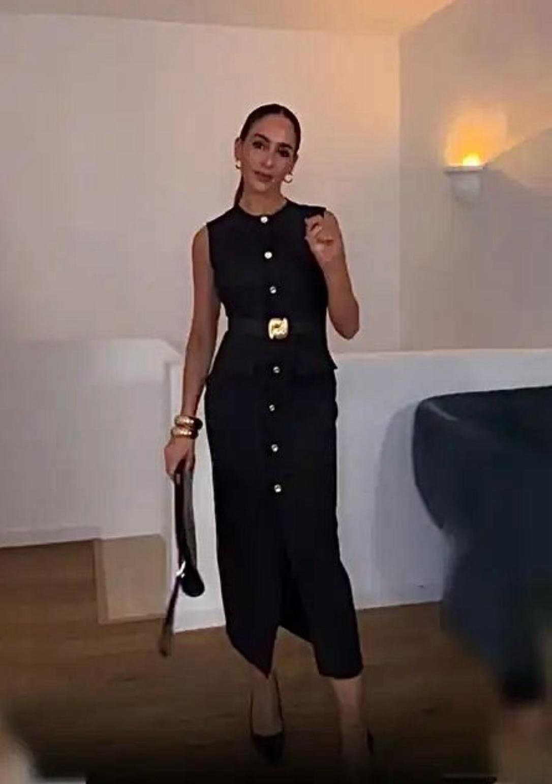 Abito senza maniche bottoni e cinta dorati
