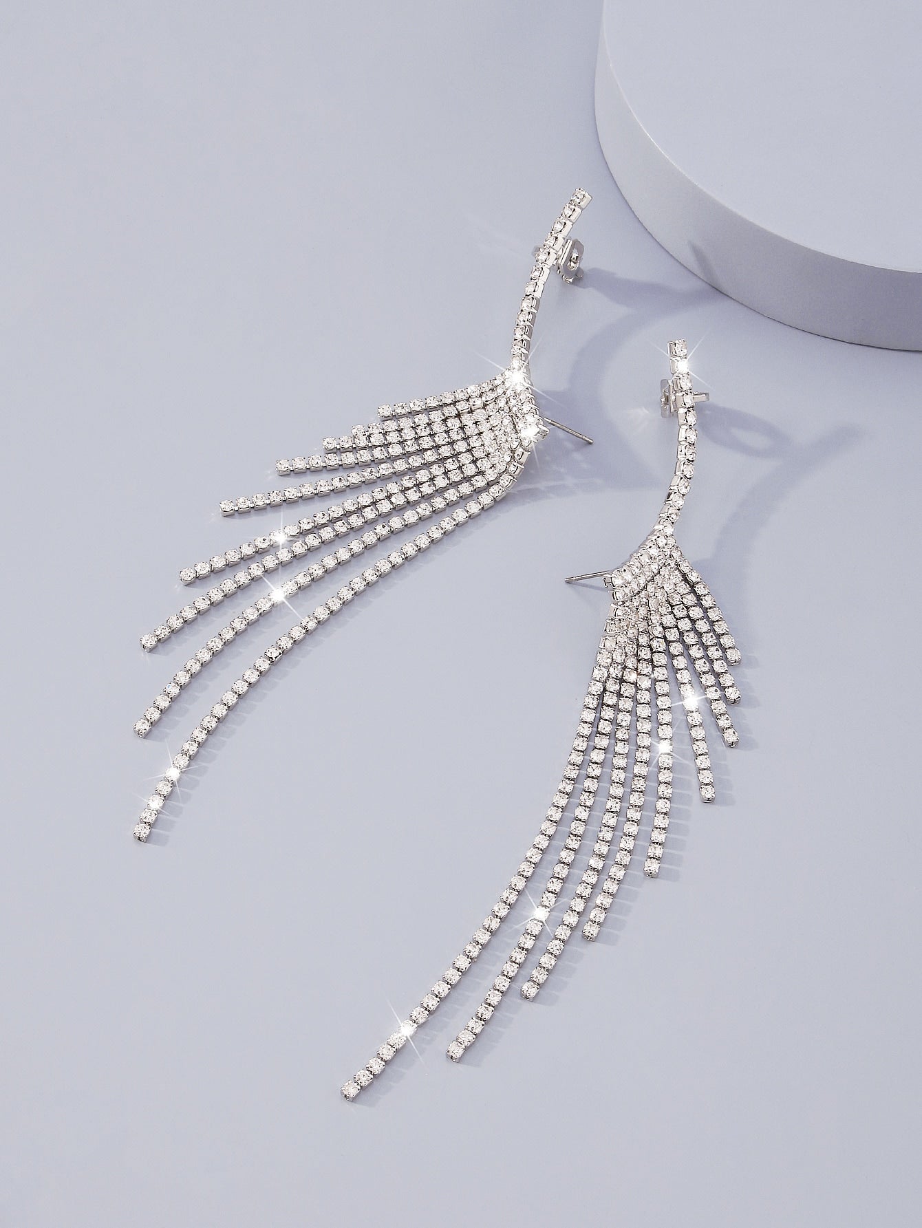 Orecchini con stella in metallo argentato, perle in resina bianca e cristalli | CRYSTAL STAR EARRING| Collezione gioielli | JIMMY CHOO Orecchini con stella in metallo argentato, perle in resina bianca e cristalli | CRYSTAL STAR EARRING| Collezione gioielli | JIMMY CHOO
