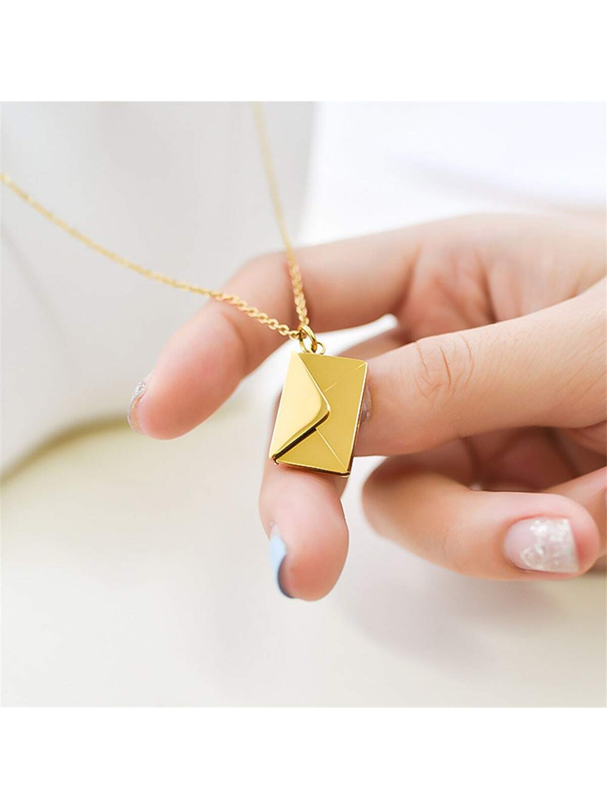Collana con ciondolo apribile a forma di busta in acciaio inox « I Love You » - Mio Queena all'ingrosso per il tuo negozio Collana con ciondolo apribile a forma di busta in acciaio inox « I Love You » - Mio Queena all'ingrosso per il tuo negozio